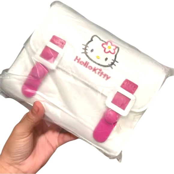 Hello Kitty Shoulder Bag - Kawaii Design in White and Pink with Adjustable Strap - Picture 5 of 13